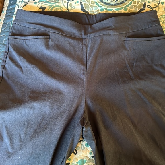 Chicos, navy blue capris size 2, which is a 12 and Chico size - Picture 4 of 5